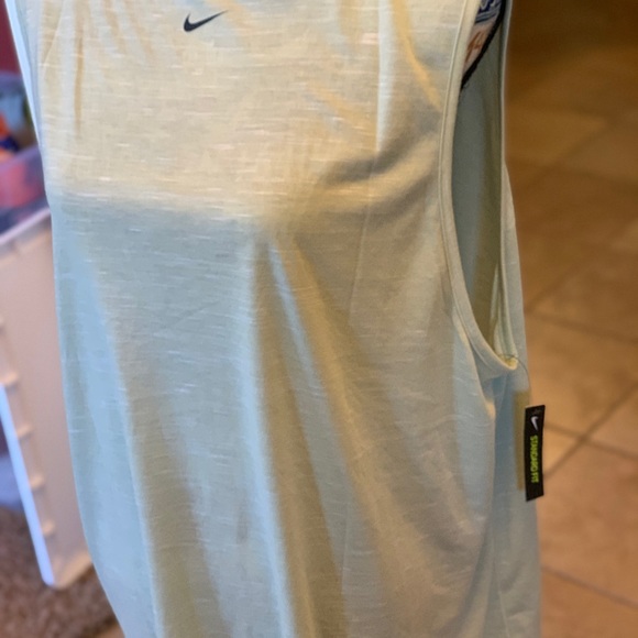 Nike woman’s Dry Fit athletic tank NWT - Picture 5 of 5